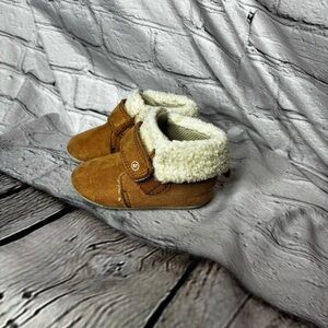 Stride Rite Baby Brown Suede Slip On Ivory Faux Fur Trim Booties Sz 6-12 Months